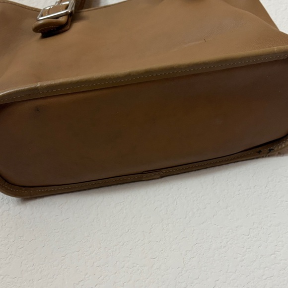Elegant Tan Leather Handbag - Picture 3 of 6